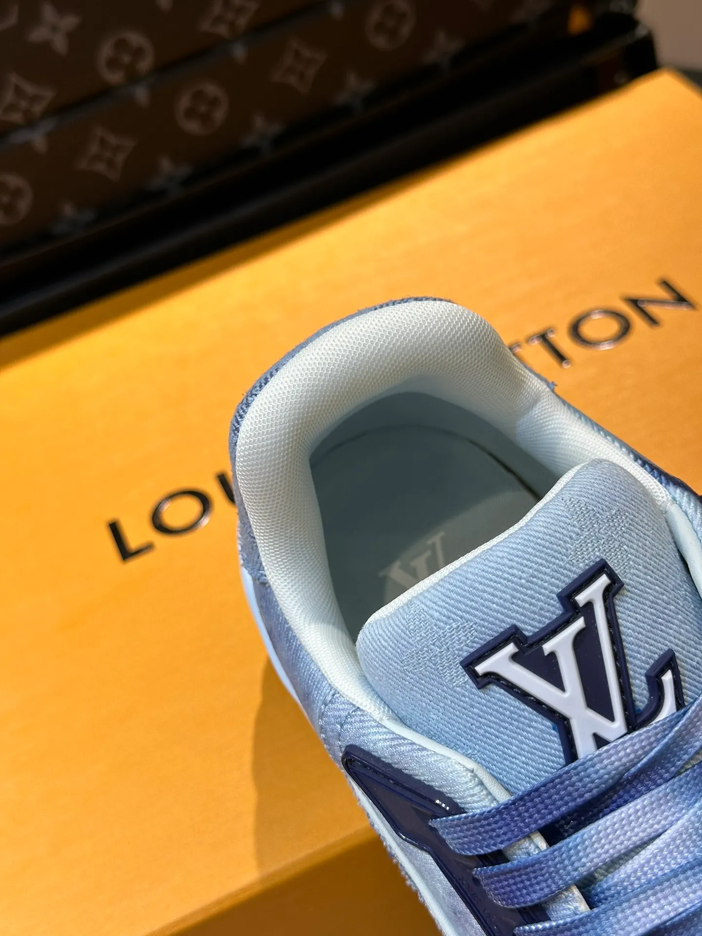 P840 TRAINER Men's canvas distressed sneakers, this LV Trainer sneaker is made of Monogram bleached denim to create a distressed look, reinterpreting Virgil Abloh's original design. Gradient laces complete the trendy details, rubber LV letters are marked on the tongue and side, technical rubber outsole blooms with Monogram flowers, and thick and lightweight EVA rubber outsole completes the whole. The upper is embellished with intricate prints and embroidered Monogram flowers. The rubber-injected rubber outsole continues the iconic elements, with a thick padded collar. The tongue, sides and rear are decorated with LV letters. The outsole is decorated with Monogram flowers. The standard insole continues the comfort experience. Size: 38-45